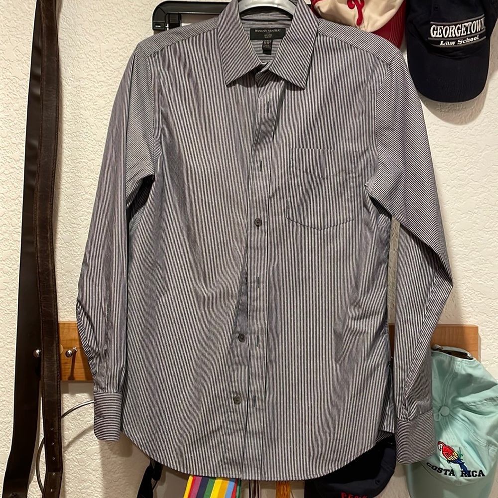 Banana Republic Men’s non iron slim fit button down. Size S
